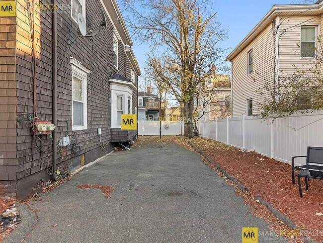 16 Newbury St in Somerville, MA - Foto de edificio - Building Photo