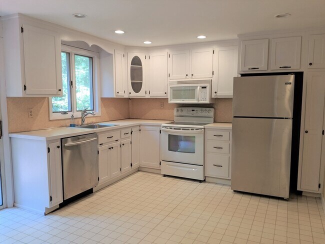 23 Cross St in Hopkinton, MA - Building Photo - Building Photo