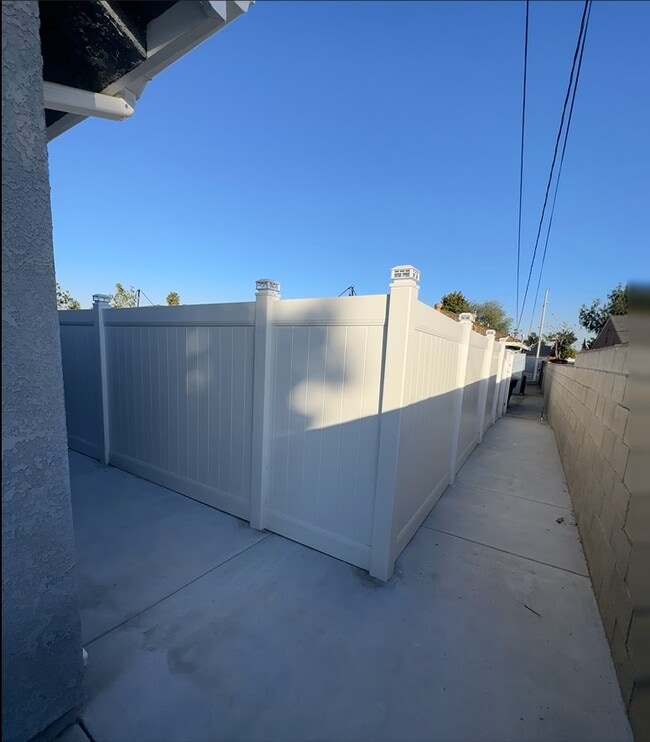 13809 Actina Ave in Bellflower, CA - Foto de edificio - Building Photo