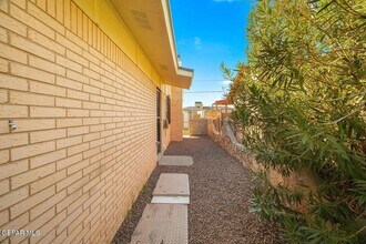 10182 Bon Aire Dr in El Paso, TX - Building Photo - Building Photo