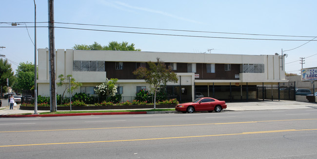 8630 Woodley Ave in Van Nuys, CA - Building Photo - Building Photo