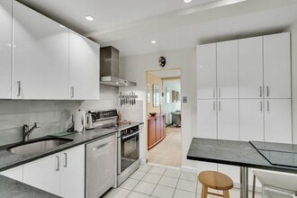 396 Langley Rd, Unit 12 in Newton, MA - Building Photo - Building Photo