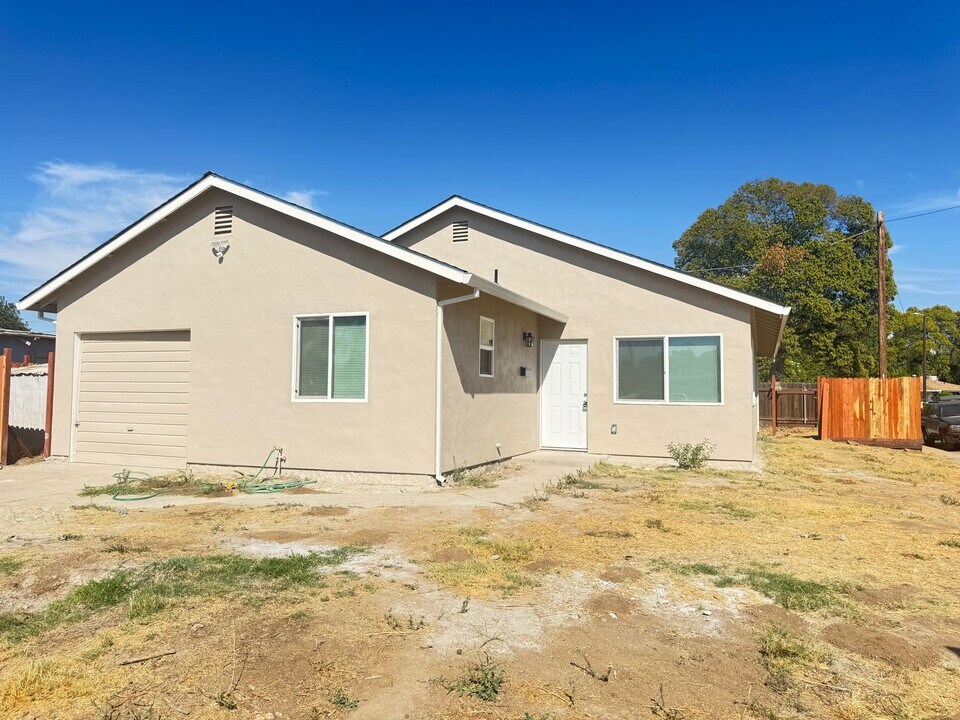 1427 Youngs Ln in Yuba City, CA - Building Photo