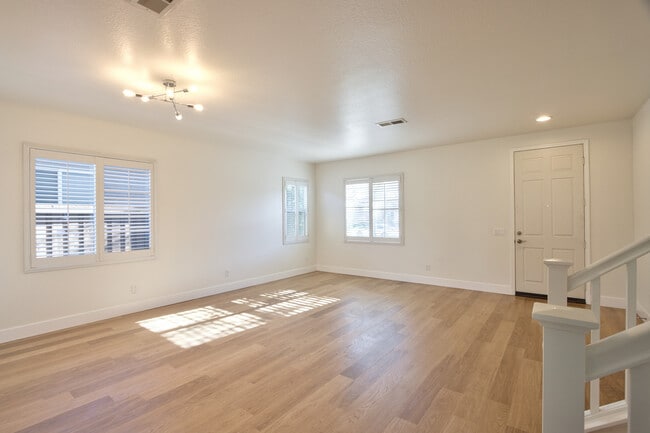 36329 Capri Dr in Winchester, CA - Foto de edificio - Building Photo