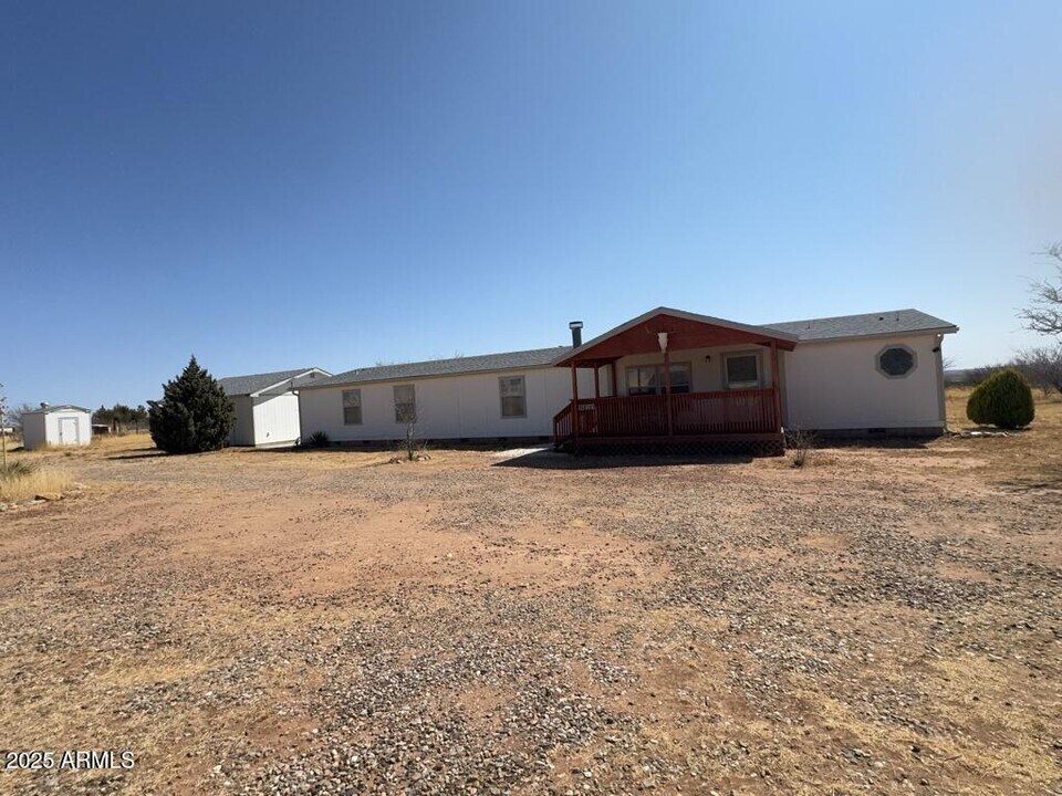 8101 E Rockfort Ranch Rd in Hereford, AZ - Building Photo