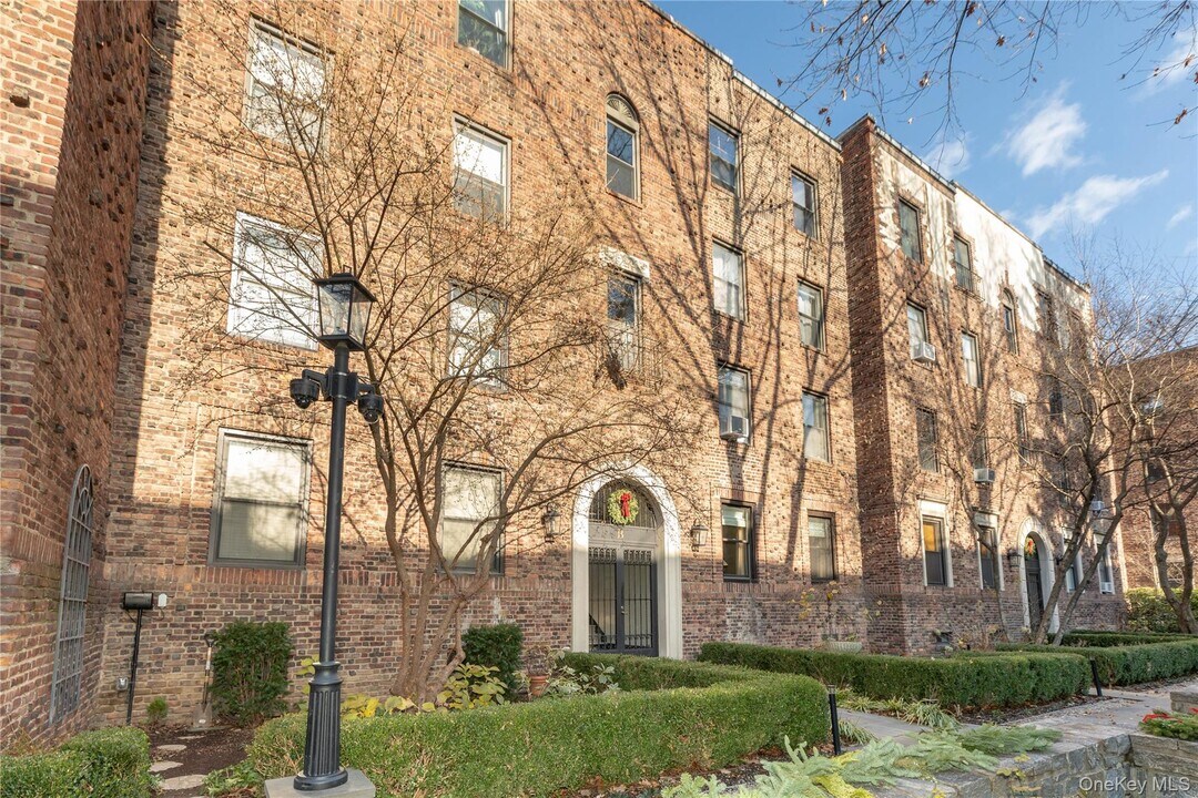 64 Sagamore Rd in Bronxville, NY - Building Photo