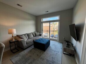 989 S Buchanan St, Unit 214 in Arlington, VA - Building Photo - Building Photo