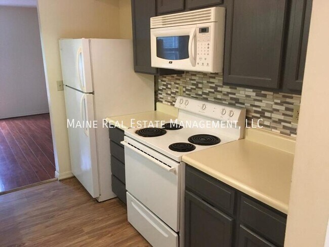 411 Old County Rd, Unit Apt. 8 in Hampden, ME - Building Photo - Building Photo
