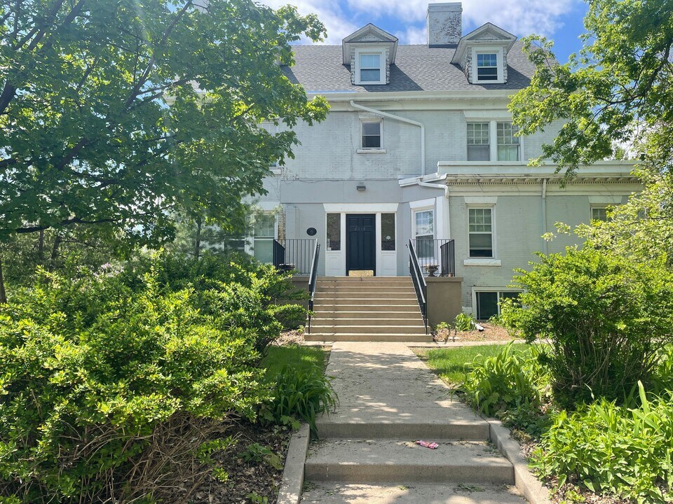 2118 Pillsbury Ave in Minneapolis, MN - Building Photo