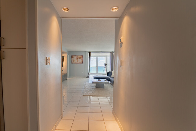 6450 Collins Ave, Unit 703 in Miami, FL - Building Photo - Building Photo