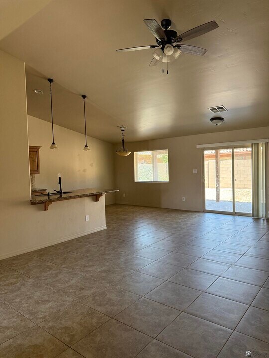 4296 W 12th Ln in Yuma, AZ - Foto de edificio
