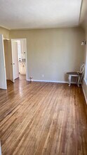 3425 1/2 E 5th St, Unit 3423 E 5th St. Upstairs in Los Angeles, CA - Foto de edificio - Building Photo
