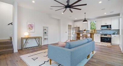 5506 Peppertree Pkwy in Austin, TX - Foto de edificio - Building Photo