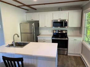 28 Whisconier Rd in Brookfield, CT - Building Photo - Building Photo
