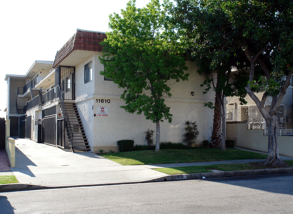 11610 Oxford Ave in Hawthorne, CA - Building Photo