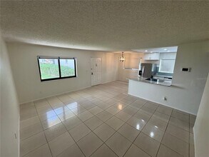 3300 Fox Chase Cir in Palm Harbor, FL - Building Photo - Building Photo