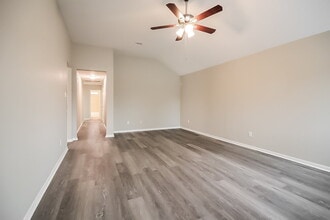 5226 El Tigre Ln in Baytown, TX - Foto de edificio - Building Photo