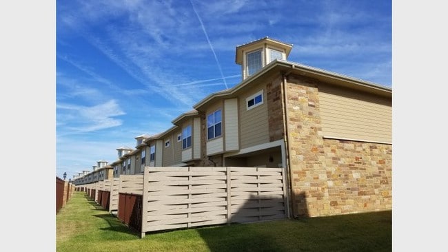 Sonterra Apartment Homes in Jarrell, TX - Foto de edificio - Building Photo