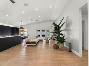 7753 NW 189th St in Hialeah, FL - Foto de edificio - Building Photo