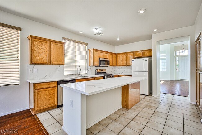 9806 Curtsy Ave in Las Vegas, NV - Building Photo - Building Photo