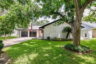 162 Bluebonnet St in Sugar Land, TX - Building Photo