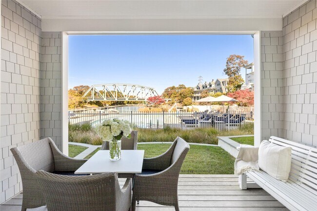 43 Old Boathouse Lane S in Hampton Bays, NY - Building Photo - Building Photo
