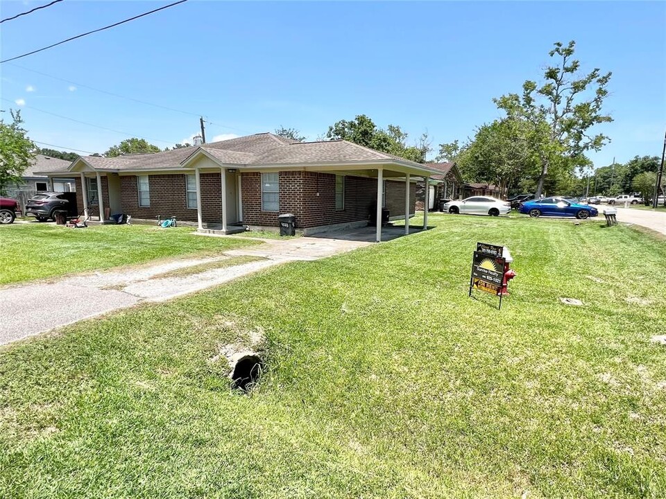 4023 Avenue Q 1/2 in Santa Fe, TX - Building Photo