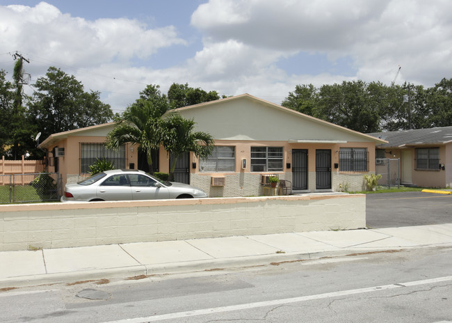 405-425 Ali Baba Ave in Opa Locka, FL - Building Photo - Building Photo