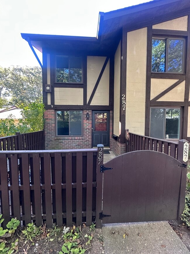 287 Sagamore Hills Dr in Port Jefferson Station, NY - Building Photo - Building Photo