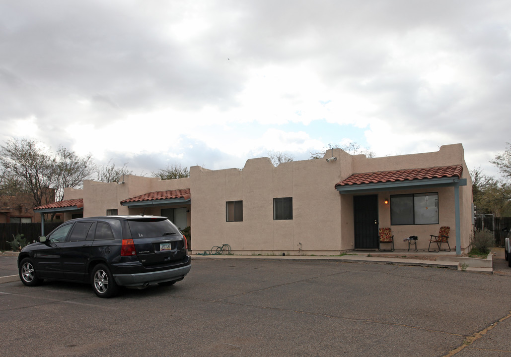 20-30 E Mills Dr in Tucson, AZ - Building Photo