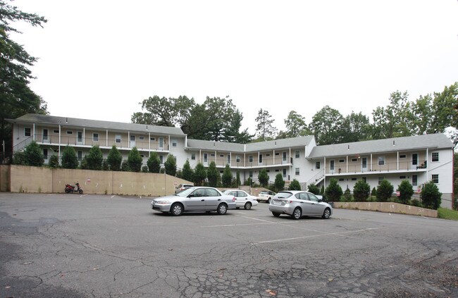 151 Round Hill Rd in Northampton, MA - Foto de edificio - Building Photo