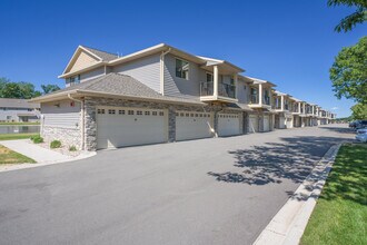 Madeira Place in Hobart, WI - Foto de edificio - Building Photo
