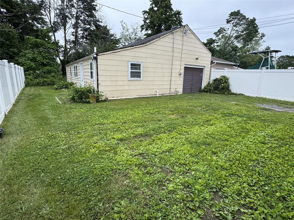 21 Lincoln Ave in Islip Terrace, NY - Building Photo