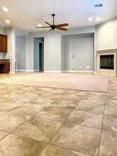 8225 Broad Peak Dr in Las Vegas, NV - Foto de edificio - Building Photo