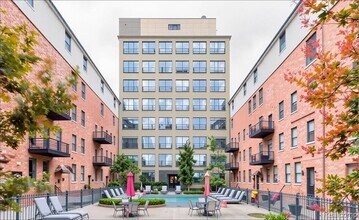 6533 E Jefferson Ave, Unit 212W in Detroit, MI - Foto de edificio - Building Photo