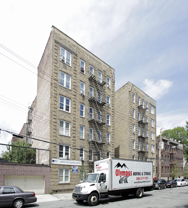 3215 Holland Ave in Bronx, NY - Foto de edificio - Building Photo