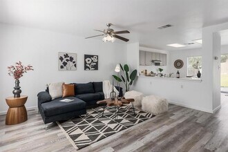 10732 Marshitahs Way in Austin, TX - Foto de edificio - Building Photo