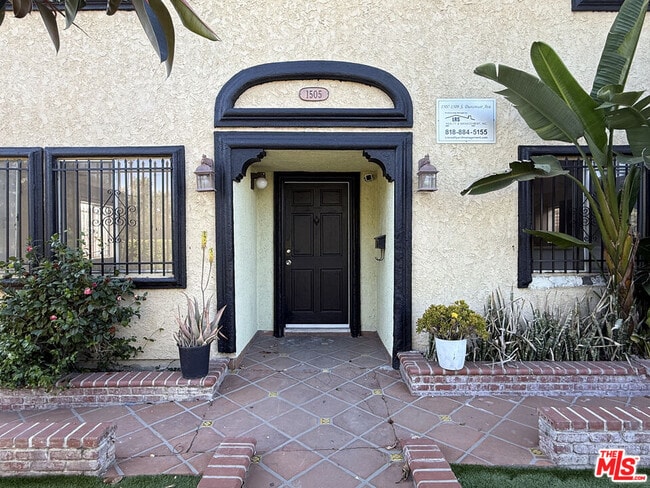 1505 S Dunsmuir Ave in Los Angeles, CA - Building Photo - Building Photo