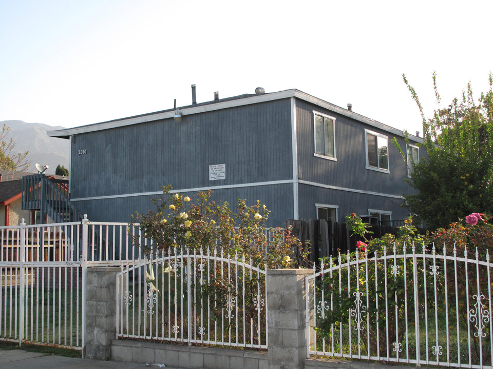 2080 Raymond Ave in Altadena, CA - Foto de edificio