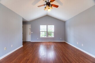 208 Manning Way in Elon, NC - Foto de edificio - Building Photo