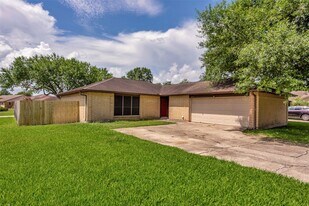 2779 Forest Point Dr in League City, TX - Building Photo
