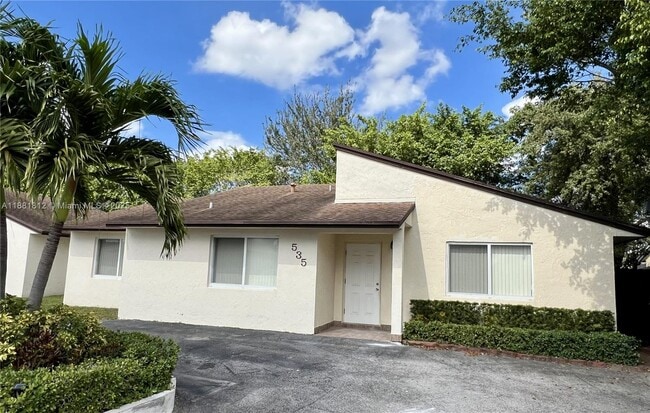 535 W 79th Pl in Hialeah, FL - Building Photo - Building Photo