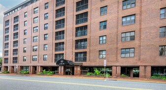 12 Bond St, Unit 4C in Great Neck Plaza, NY - Building Photo