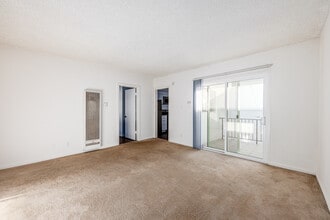 760 Earlham St in Pasadena, CA - Building Photo - Interior Photo