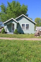 630 N Poplar St in Ottawa, KS - Building Photo