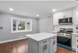 92 Ruland Rd N in Selden, NY - Foto de edificio - Building Photo