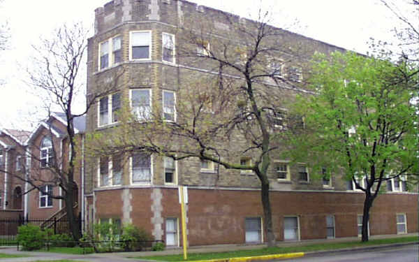 2056 N. Sawyer Ave in Chicago, IL - Foto de edificio