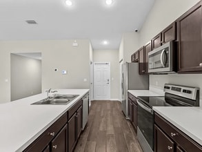 512 SW McComb Ave in Port St. Lucie, FL - Foto de edificio - Building Photo