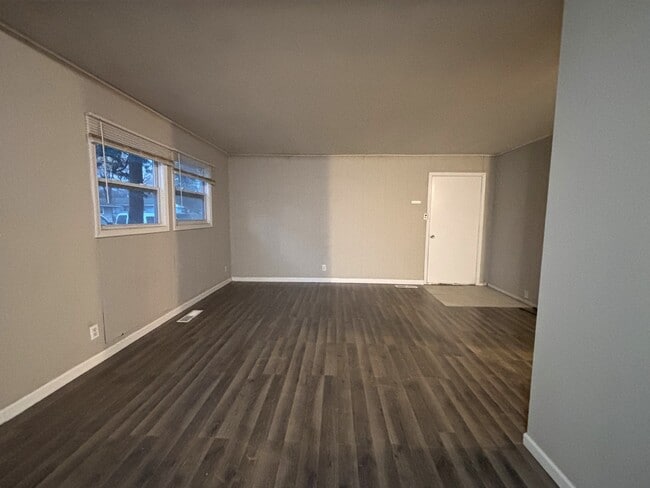 140 Hickory Dr in Carpentersville, IL - Building Photo - Building Photo