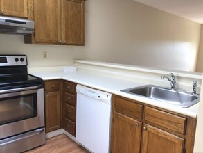 1204 Whitney Ave in Hamden, CT - Building Photo - Building Photo